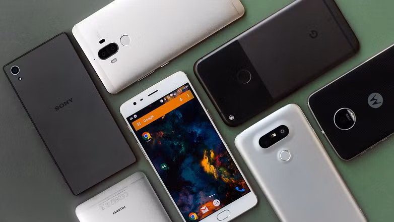 Nhiều lựa chọn điện thoại Android. Nếu bạn muốn chọn một chiếc smartphone “nồi đồng cối đá”, bạn có thể chọn Samsung Galaxy S7 Active; bạn muốn phablet cao cấp có thể chọn Note 5, nếu muốn chọn smartphone cấu hình cao nhưng giá vừa phải có thể chọn OnePlus 3T. Trong năm ngoái, thế giới Android có tới hơn 24.000 thiết bị đến từ 1.300 thương hiệu khác nhau. Còn với iPhone, với mỗi thế hệ mới, người dùng thường chỉ có 3 lựa chọn khác nhau (đôi khi chỉ có 2 lựa chọn): cỡ nhỏ, vừa và to. Kích cỡ là sự khác biệt lớn nhất đối với các thiết bị iPhone. Bởi các phiên bản này thường có cùng loại màn hình và phần cứng như nhau.
