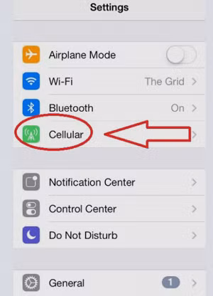 Hướng dẫn phát WiFi bằng iPhone: Vào mục Cellular (mũi tên). Hướng dẫn phát WiFi bằng iPhone: Vào mục Cellular (mũi tên).