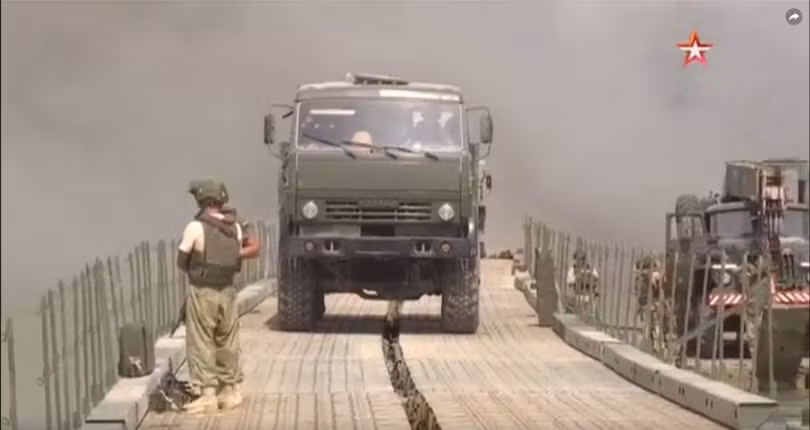 Nga lập cầu dã chiến tiếp vận quân đội Syria đánh IS ở Deir Ezzor ảnh 6