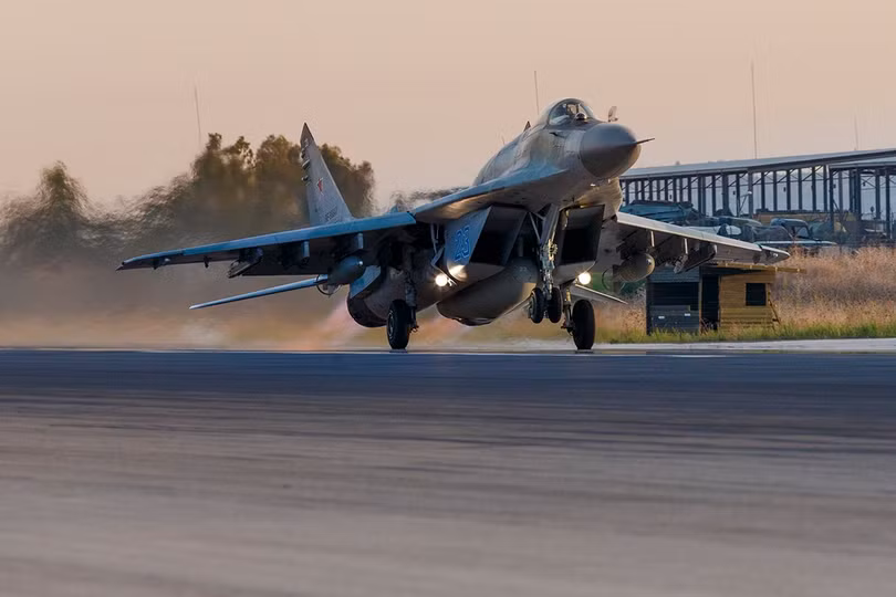 Máy bay tiêm kích đa nhiệm MiG-29SMT trên căn cứ không quân Hmeymim - ảnh Bộ quốc phòng Nga