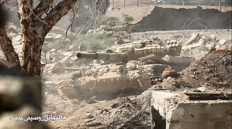 Xe tăng quân đội Syria tiến công trên hướng quận Jobar - AynTarma - ảnh Masdar News