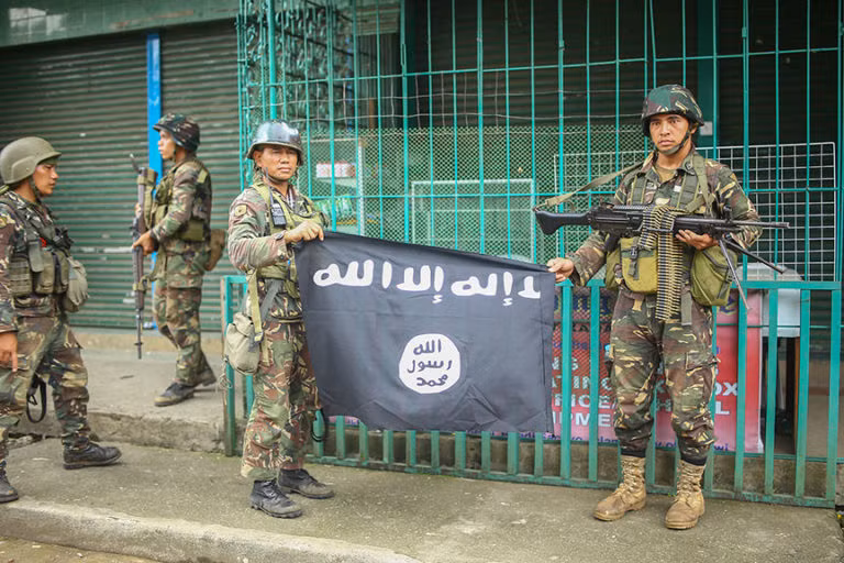 Binh sĩ Philippine với một lá cờ IS thu được trong cuộc tấn công vào 1 khu phố trung tâm Marawi - ảnh minh họa của Masdar News