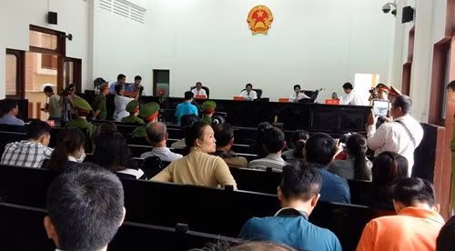 Chai Number 1 có ruồi giá... nửa tỉ đồng ra tòa ảnh 1 Chai Number 1 có ruồi giá... nửa tỉ đồng ra tòa ảnh 1