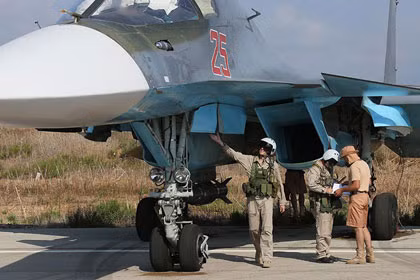 Chuẩn bị xuất kích chiến đấu cho máy bay ném bom chiến thuật Su-34 (số hiệu 25 đỏ) của VKS ở sân bay Bassel al-Assad (Hmeimim), gần Latakia. Máy bay này thuộc biên chế Trung đoàn không quân hỗn hợp độc lập số 47 của Sư đoán không quân hỗn hợp số 105, Tập đoàn quân phòng không-không quân Cờ Đỏ, Leningrad số 6, quân khu miền Tây từ sân bay Buturlinovka. Trên máy bay treo 02 quả bom có điều khiển KAB-500S dẫn bằng vệ tinh. Ngày 3.10.2015 (BQP Nga)