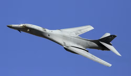 Máy bay ném bom chiến lược siêu thanh B-1 của Mỹ. Ảnh: USAF