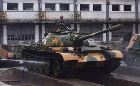 Một học viên Học viện kỹ thuật tăng-thiết giáp Trung Quốc đang rửa xe tăng, ngày 22/7/2014. Tuyệt đại đa số xe tăng Trung Quốc đã lạc hậu (GREG BAKER/AFP/Getty Images) Một học viên Học viện kỹ thuật tăng-thiết giáp Trung Quốc đang rửa xe tăng, ngày 22/7/2014. Tuyệt đại đa số xe tăng Trung Quốc đã lạc hậu (GREG BAKER/AFP/Getty Images)