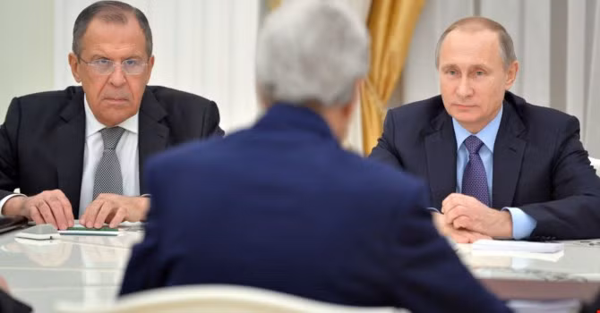 Tổng thống Nga Vladimir Putin tiếp Ngoại trưởng Mỹ John Kerry và Ngoại trưởng Nga Sergei Lavrov tại điện Kremlin.
