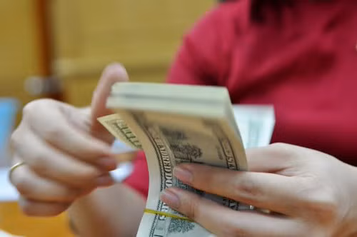 Trong vòng hơn2 tháng, lãi suất gửi đôla Mỹ liên tục hạ và về mức thấp kỷ lục 0% từ ngày 18/12.