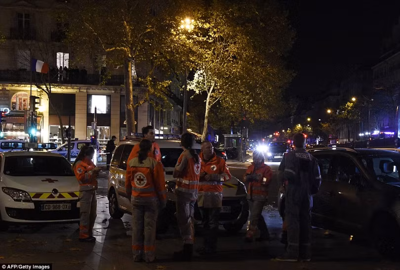  Những khoảnh khắc hãi hùng vụ tấn công đẫm máu tại Paris ảnh 34