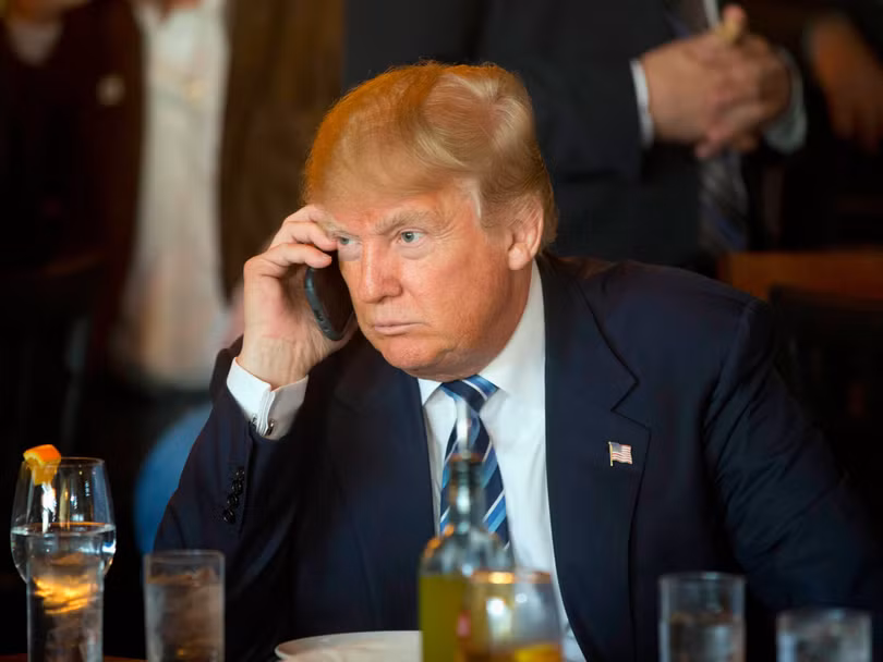 Ông Trump sử dụng điện thoại cá nhân trong bữa trưa tại Nam Carolina vào năm 2016. Nguồn: AP