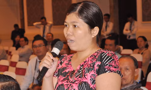 Một nữ cổ đông thắc mắc về căn cứ tính tỷ lệ hoán đổi cổ phiếu giữa 2 ngân hàng. Ảnh:Lệ Chi Một nữ cổ đông thắc mắc về căn cứ tính tỷ lệ hoán đổi cổ phiếu giữa 2 ngân hàng. Ảnh:Lệ Chi