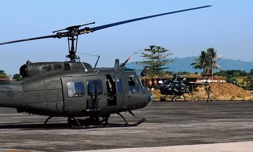  Máy bay trực thăng UH-1 Huey của quân đội Philippines làm nhiệm vụ tại Mindanao. Ảnh: WSJ