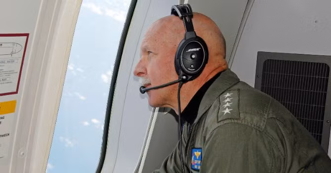 Đô đốc Swift trên máy bay trinh sát P-8A Poseidon. Ảnh: Hải quân Mỹ