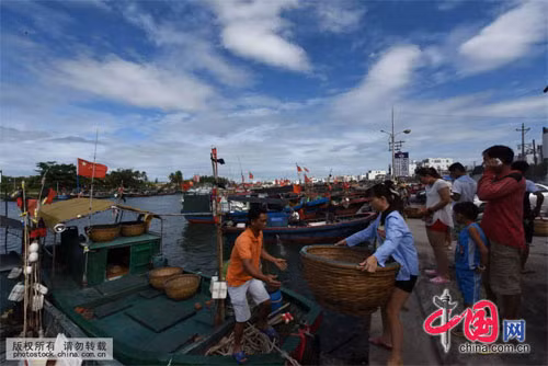 Tàu Trung Quốc chuẩn bị đổ ra Biển Đông. Ảnh: China