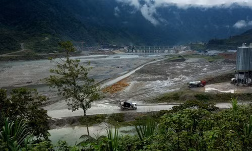 Công trường nhà máy thủy điện trị giá 2,2 tỷ USD mà Trung Quốc đang xây dựng dưới chân núi Andes, bên trong khu rừng rậm Amazon của Ecuador. Ảnh:NYT