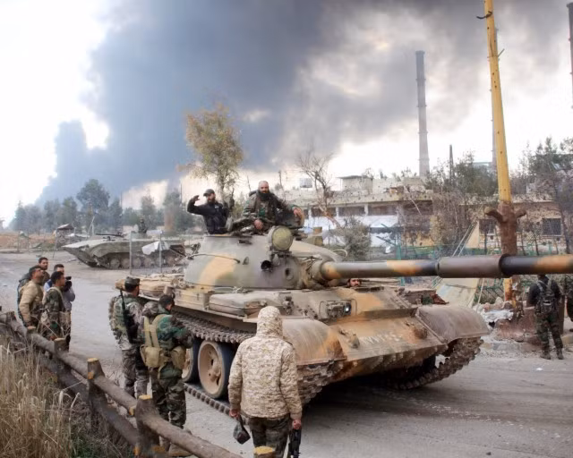 Xe tăng quân đội Syria trên đường phố Aleppo