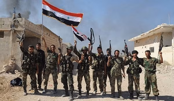 Binh sĩ quân đội Syria giải phóng một ngôi làng ở Hama