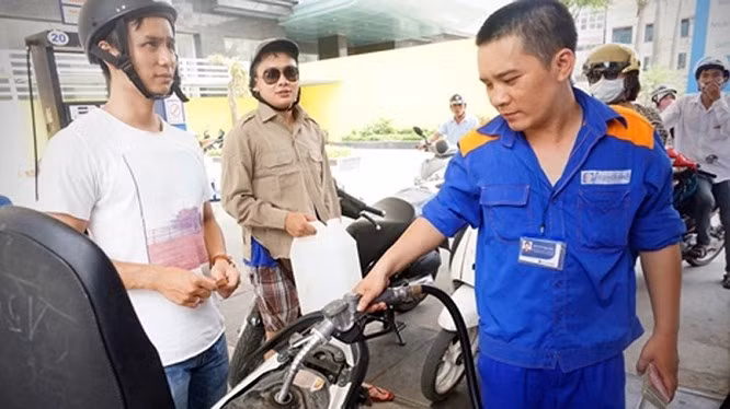 Giá xăng tiếp tục được điều chỉnh giảm trong chiều nay (ngày 6/11), tiếp nối đả giảm của đợt điều chỉnh trước đó (Ảnh: Petrolimex)