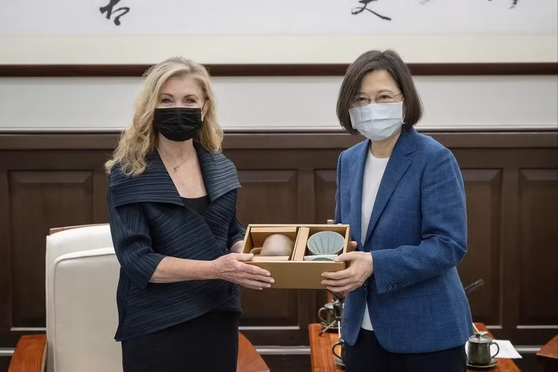 Thượng nghị sĩ Mỹ Marsha Blackburn trao đổi quà tặng với nhà lãnh đạo Đài Loan Thái Anh Văn tại Đài Bắc ngày 26/8. Ảnh: AP