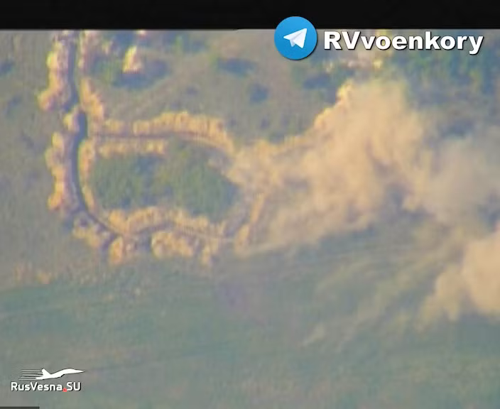 Quân đội Nga pháo kích vào chiến tuyến phòng ngự quân đội Ukraine. Ảnh video Rusvesna.