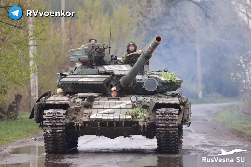 Xe tăng lực lượng dân quân Donbass tiến công. Ảnh RusVesna