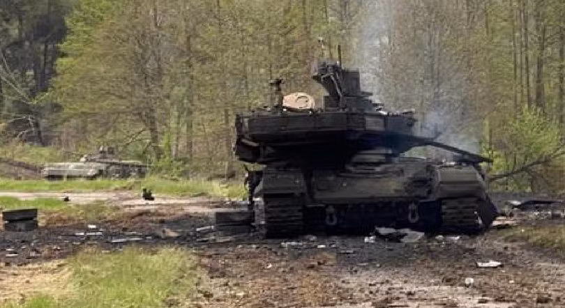Chiếc xe tăng T-90M Proryv đầu tiên được xác nhận bị phá hủy của quân đội Nga tại Ukraine. Vùng Kharkiv. Tháng 5/2022. Ảnh: Andriy Tsaplienko Chiếc xe tăng T-90M Proryv đầu tiên được xác nhận bị phá hủy của quân đội Nga tại Ukraine. Vùng Kharkiv. Tháng 5/2022. Ảnh: Andriy Tsaplienko