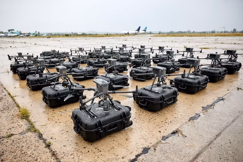 DJI Matrice 300 multicopters cho quân nhân Ukraine, tháng 8/2022. Ảnh: Mykhailo Fedorov DJI Matrice 300 multicopters cho quân nhân Ukraine, tháng 8/2022. Ảnh: Mykhailo Fedorov