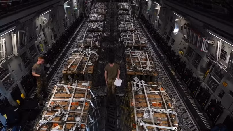 Đạn 155 ly viện trợ cho Ukraine trong máy bay vận tải C-17 Globemaster III của Không quân Mỹ. Tháng 8/2022. Ảnh Bộ Quốc phòng Mỹ.