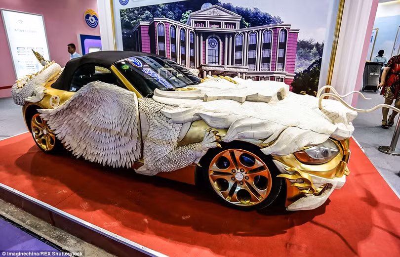 "Siêu xe rồng" dát vàng đang được triển lãm ở Quảng Châu