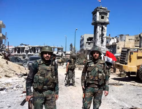 Binh sĩ quân đội chính phủ Syria chiến đấu chống phiến quân IS. Ảnh: Independent Binh sĩ quân đội chính phủ Syria chiến đấu chống phiến quân IS. Ảnh: Independent