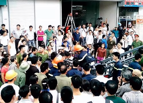 Xe thang giải cứu nạn nhân. Ảnh: Phương Sơn. Xe thang giải cứu nạn nhân. Ảnh: Phương Sơn.