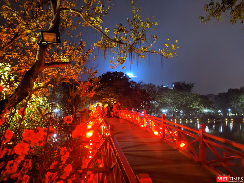 Cầu Thê Húc rực rỡ trong đêm giao thừa