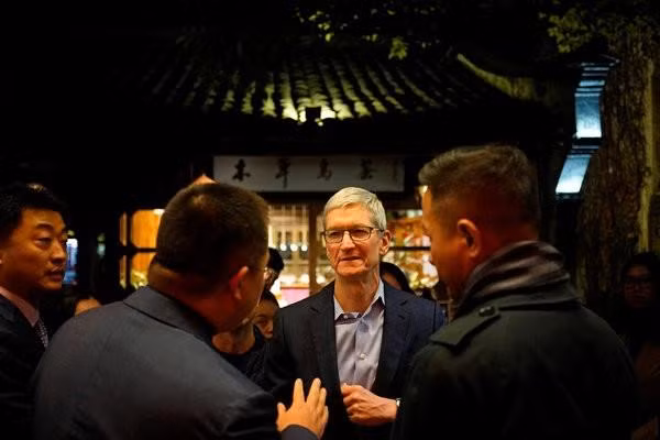 Apple đã đạt thành công đáng kinh ngạc tại thị trường Trung Quốc nhờ tài năng của ông Cook. Ảnh: Reuters Apple đã đạt thành công đáng kinh ngạc tại thị trường Trung Quốc nhờ tài năng của ông Cook. Ảnh: Reuters