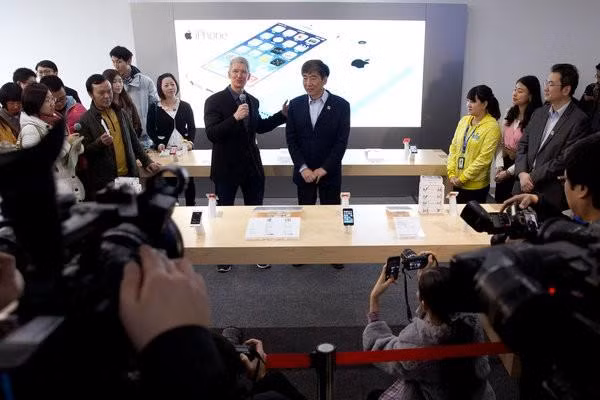 Ông Cook xuất hiện trong lễ mở bán iPhone của China Mobile vào năm 2014. Ảnh: AP Ông Cook xuất hiện trong lễ mở bán iPhone của China Mobile vào năm 2014. Ảnh: AP