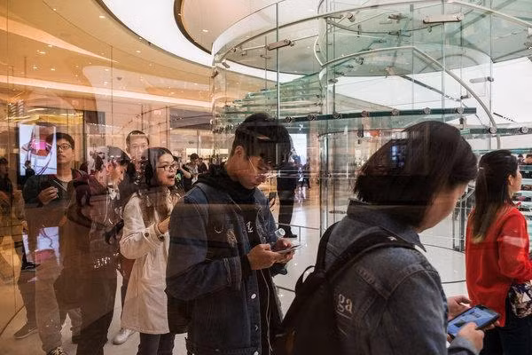 Apple sở hữu 41 chuỗi cửa hàng tại Trung Quốc với doanh số lên tới hàng trăm triệu chiếc iPhone bán ra mỗi năm. Ảnh: Bloomberg Apple sở hữu 41 chuỗi cửa hàng tại Trung Quốc với doanh số lên tới hàng trăm triệu chiếc iPhone bán ra mỗi năm. Ảnh: Bloomberg