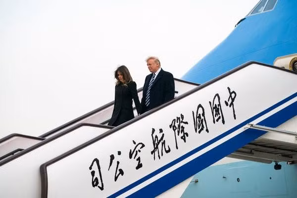 Tổng thống Donald Trump và vợ Melaina trong chuyến công du tới Bắc Kinh. Ảnh: New York Times Tổng thống Donald Trump và vợ Melaina trong chuyến công du tới Bắc Kinh. Ảnh: New York Times