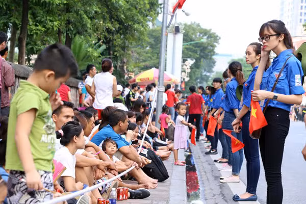 Người dân tập trung theo dõi diễu binh trên đường Nguyễn Thái Học. Ảnh: Bá Đô.