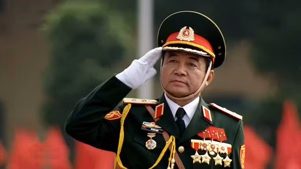 Trung tướng Võ Văn Tuấn trên xe chỉ huy tiến vào lễ đài. Ảnh chụp qua màn hình.