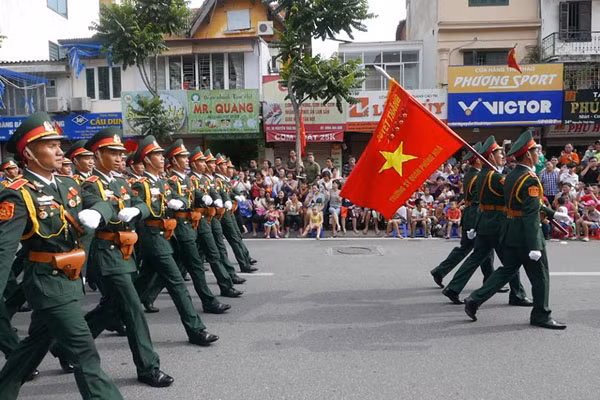 Đoàn diễu binh đi qua phố Nguyễn Thái Học. Ảnh:Quý Đoàn.