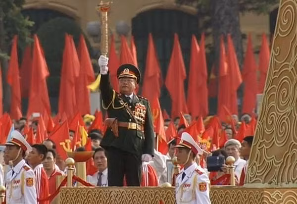Ngọn lửa được trao cho trung tướng Triệu Xuân Hòa, anh hùng lực lượng vũ trang nhân dân để thắp lên đài lửa.