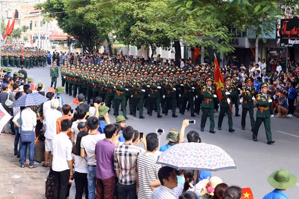 Đoàn diễu binh qua phố Văn Miếu. Ảnh:Bá Đô.