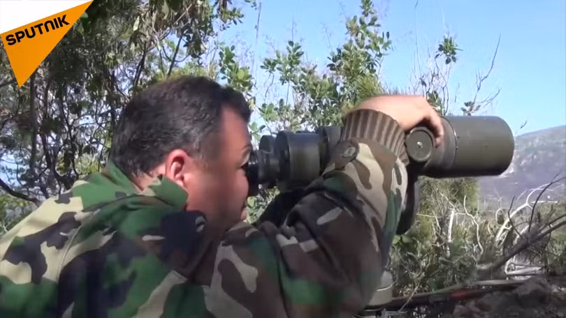 Binh sĩ quân đội Syria quan sát chiến tuyến Latakia.