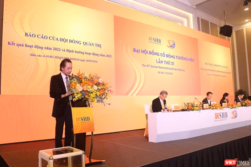 Ông Thái Quốc Minh - Thành viên HĐQT SHB - báo cáo kết quả hoạt động của HĐQT năm 2022 và định hướng hoạt động năm 2023