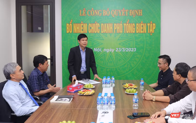Ông Bùi Như Uyên - Trưởng ban hội viên VDCA - công bố quyết định bổ nhiệm nhà báo Trần Hữu Vinh