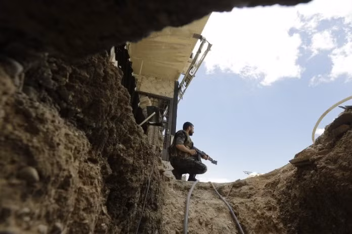 Binh sĩ Syria trên miệng đường hầm lớn mà trong đó một đơn vị quân đội Syria đã đặt 1 tấn thuốc nổ TNT