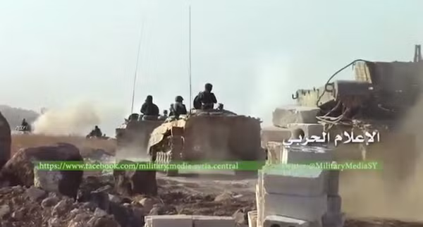 Quân đội Syria tiêu diệt một đoàn xe của lực lượng khủng bố ở Idlib. Đoàn xe tăng thiết giáp quân đội chính phủ và Hezbollah trở về từ trận chiến. Quân đội Syria tiêu diệt một đoàn xe của lực lượng khủng bố ở Idlib. Đoàn xe tăng thiết giáp quân đội chính phủ và Hezbollah trở về từ trận chiến.