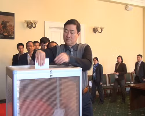 Các bộ cán bộ, nhân viên Đại sứ quán Việt Nam tại LB Nga tham gia quyên góp. Ảnh: Duy Trinh- Cao Cường (P/v TTXVN tại Nga)