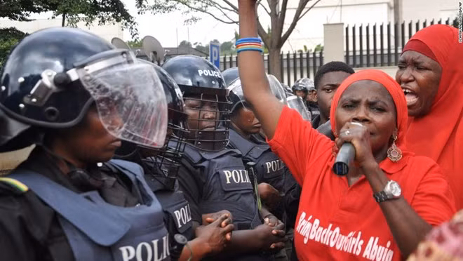 Người dân biểu tình, hối thúc chính phủ Nigeria giải cứu 200 nữ sinh bị Nhóm khủng bố Boko Haram bắt cóc ngày 14/10/2014 khi đang trên đường đến trường.