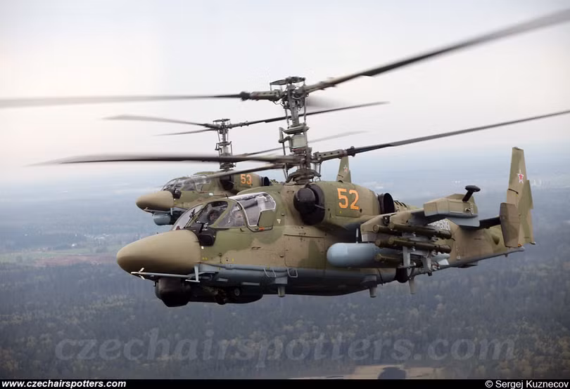 Ka-52 Alligator với thiết kế cánh quạt đồng trục độc đáo, hỏa lực cực mạnh, cảm biến tiên tiến, khả năng cơ động cao xứng đáng là trực thăng tấn công tốt nhất thế giới.