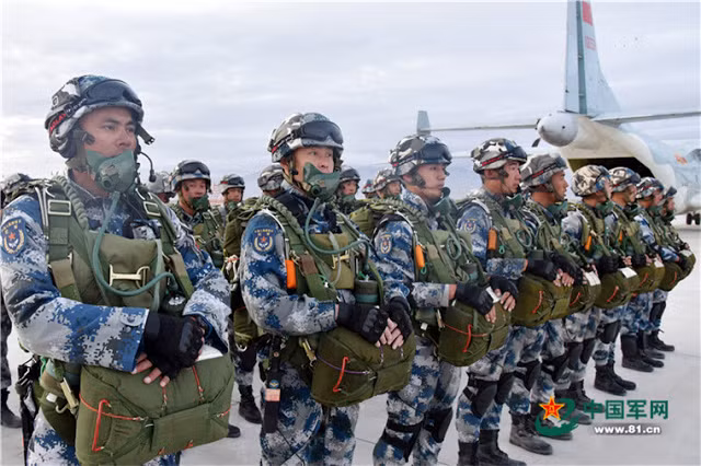 Lính dù Trung Quốc tập luyện sẵn sàng chiến đấu